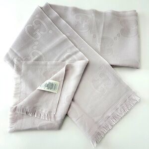 Gucci light grey scarf, pre owned. Excellent condition.